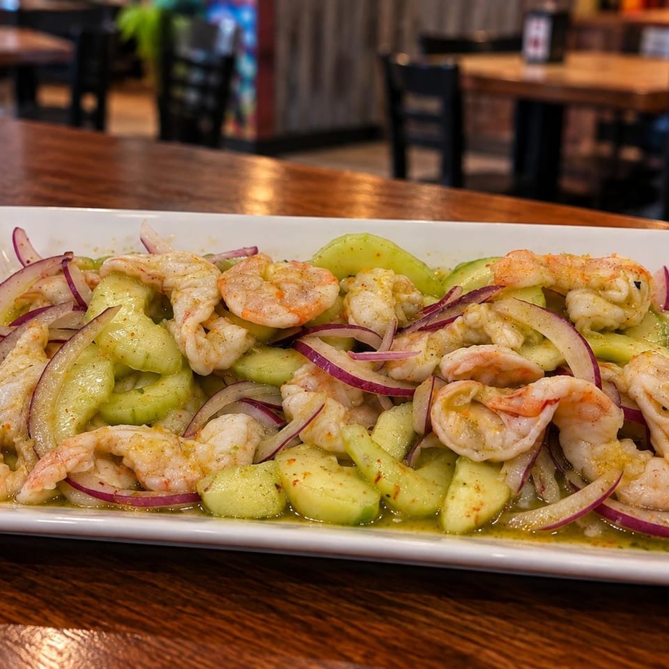 Shrimp with cucumber and red onion in green sauce